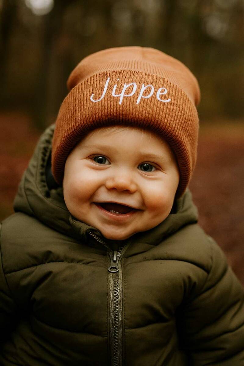 Jongetje met muts in de kleur bruin gepersonaliseerd met de naam Jippe
