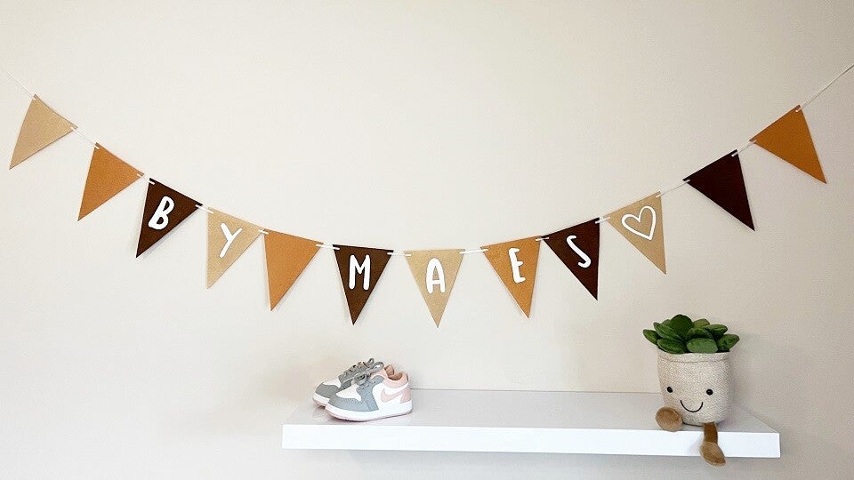 Vlaggenlijn met naam bruin