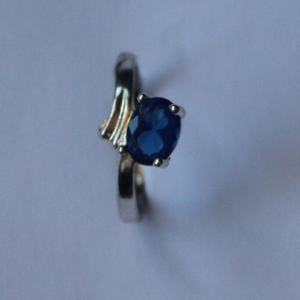 Damen Ring mit blauen Stein