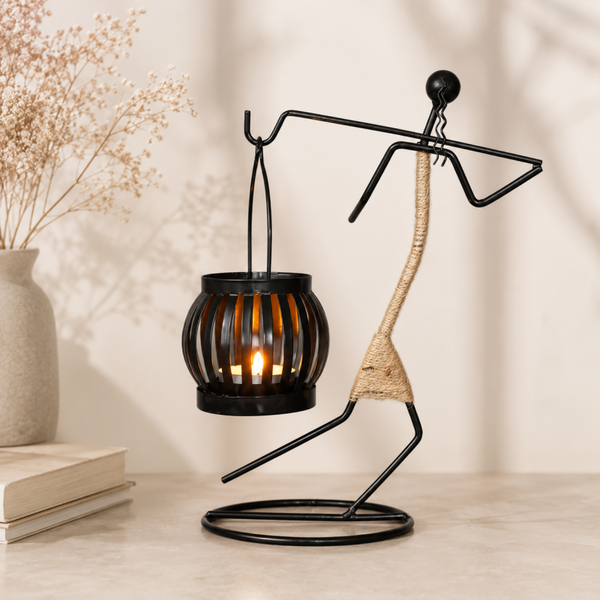 Manlig metallfigur med ljushållare