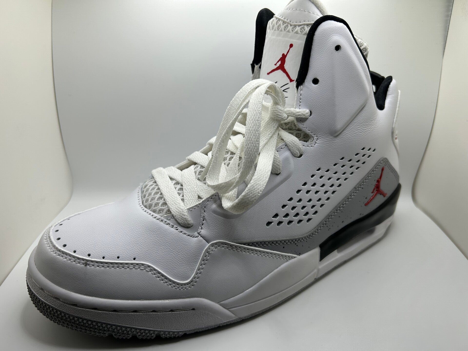 New Jordan Size (9) SC-3 White Leather  White Gym Red Wolf Grey Black