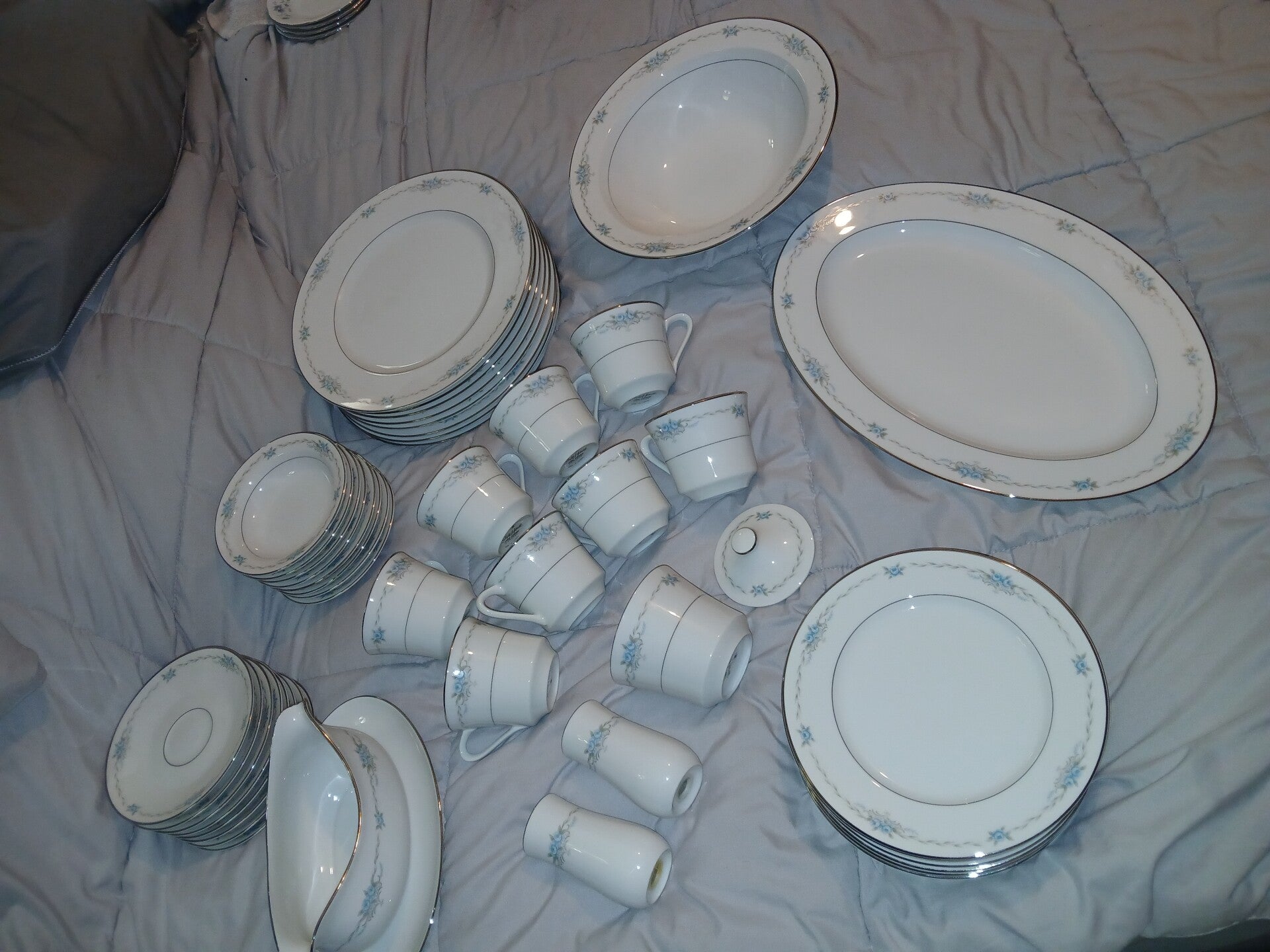 46 Piece Vintage Style House 'Brocade" Fine China Set