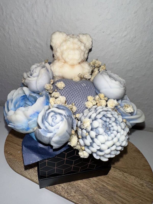 Kerzenstrauß " Bärchen liebe Noel " handgegossen aus Rapswachs