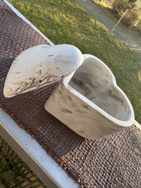 Handgefertigte Schmuckschatulle "Herz" aus Raysin - stilvolle Aufbewahrung im modernen Design