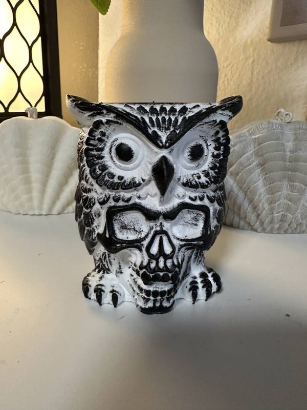 „Noctua – Handgegossener Stift- & Kerzenhalter aus Gießmasse und Rapswachs