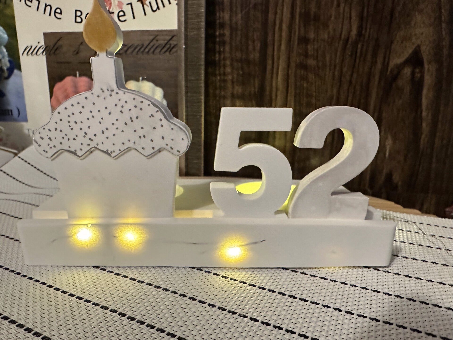 handgegossen " Geburtstagshalter "mit passender Zahl