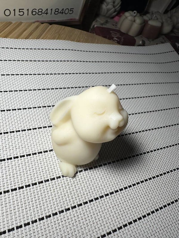 Kerze "Hase Marco" - handgegossen aus Rapswachs