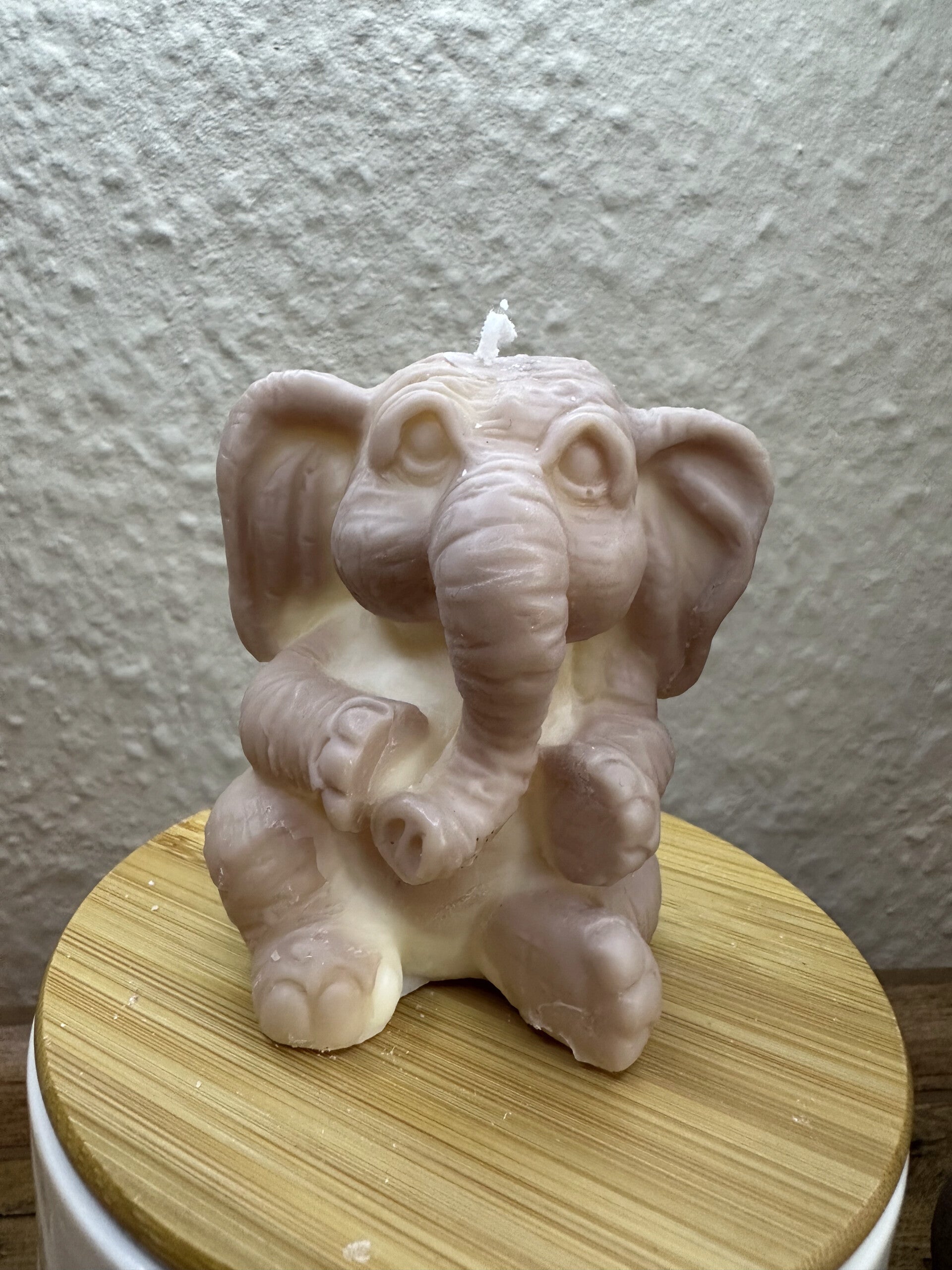 Kerze " Noel " Elefant  handgegossen aus Rapswachs