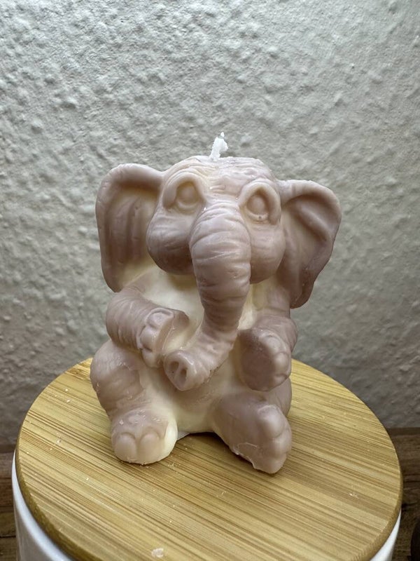 Kerze " Noel " Elefant  handgegossen aus Rapswachs