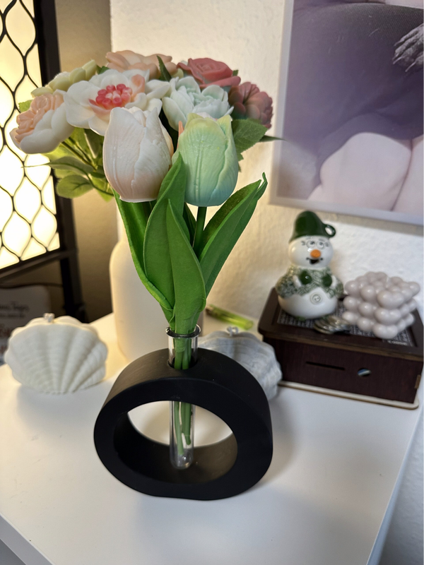 handgegossene Deko Vase mit Tulpen aus Rabswach handgegossen