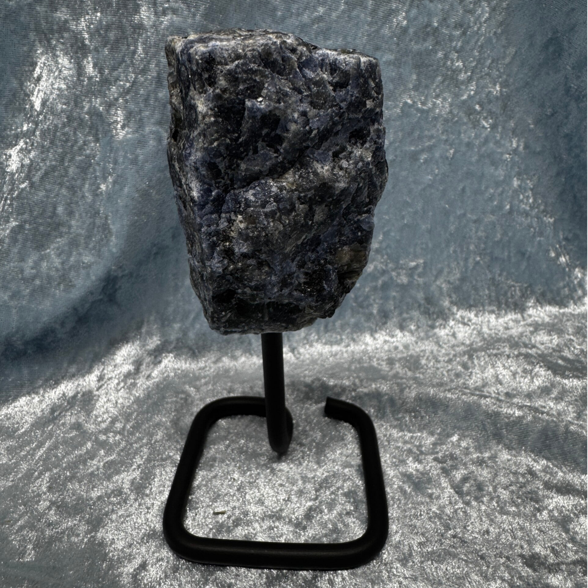 Sodaliet ruw op standaard