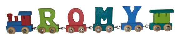 Gekleurde lettertrein met de naam Romy