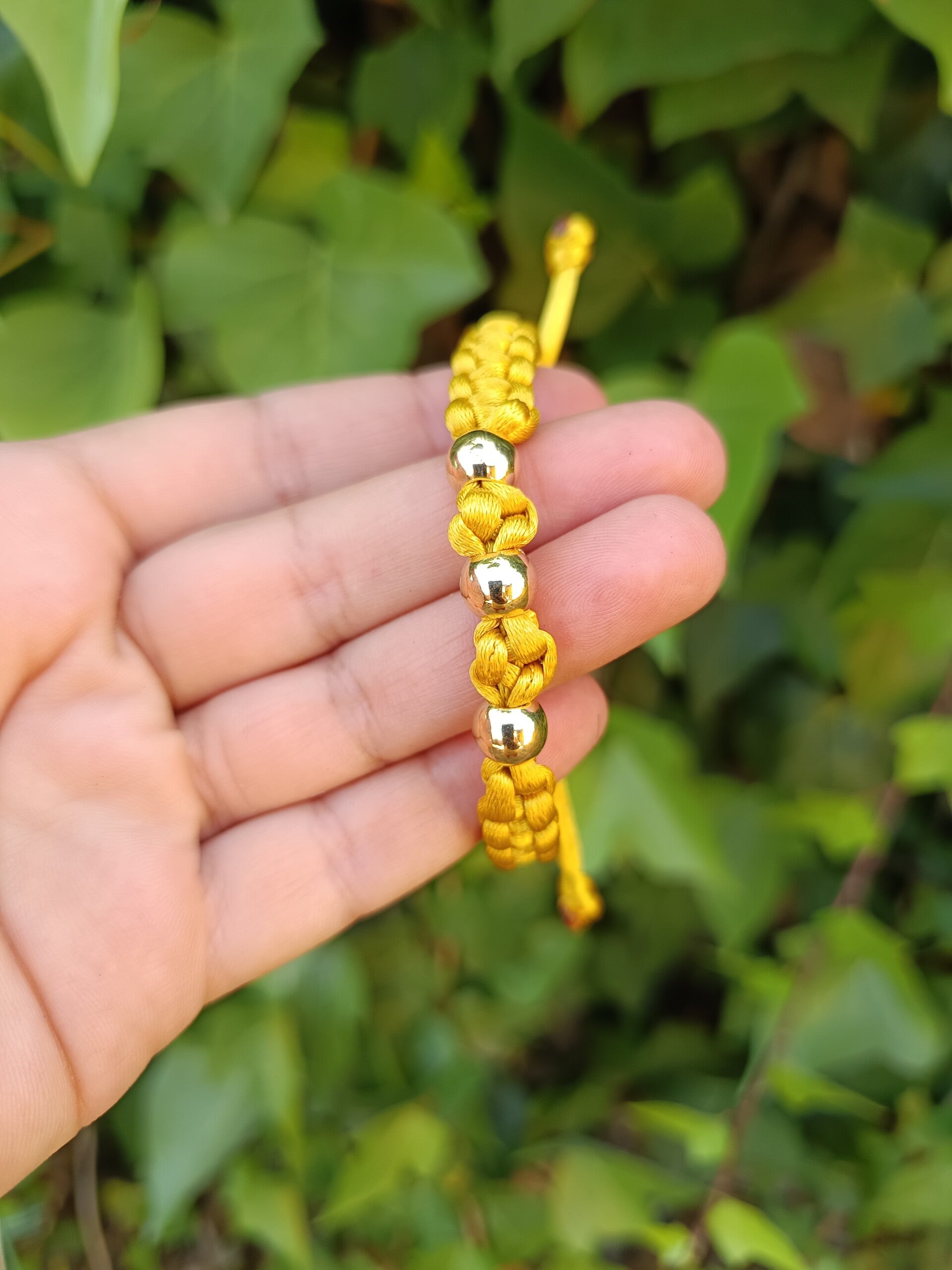 Pulsera Sol – Macramé vibrante con cuentas doradas, hecha a mano