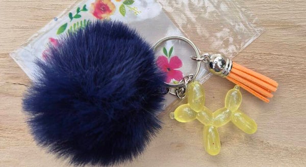 Pompon bleu nuit chien jaune