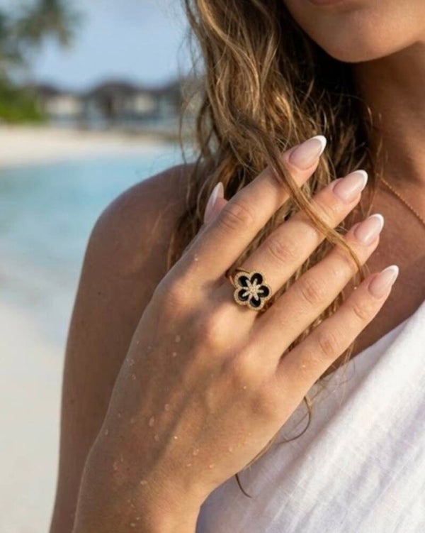 Bague Anti-Stress Fleur noire Strass Rotative  en Acier Inoxydable – Chic & Relaxante