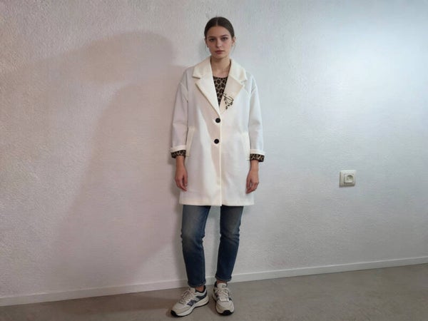 Witte damesjas Maya met luipaardprint mouwen