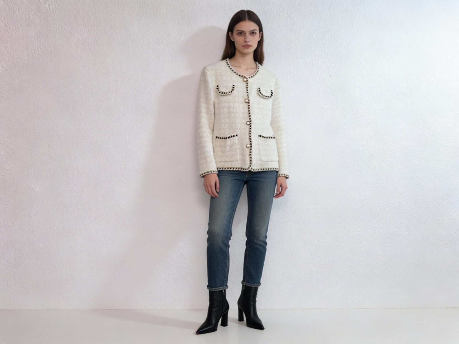 Bouclé jasje in Chanel-stijl met parelknopen