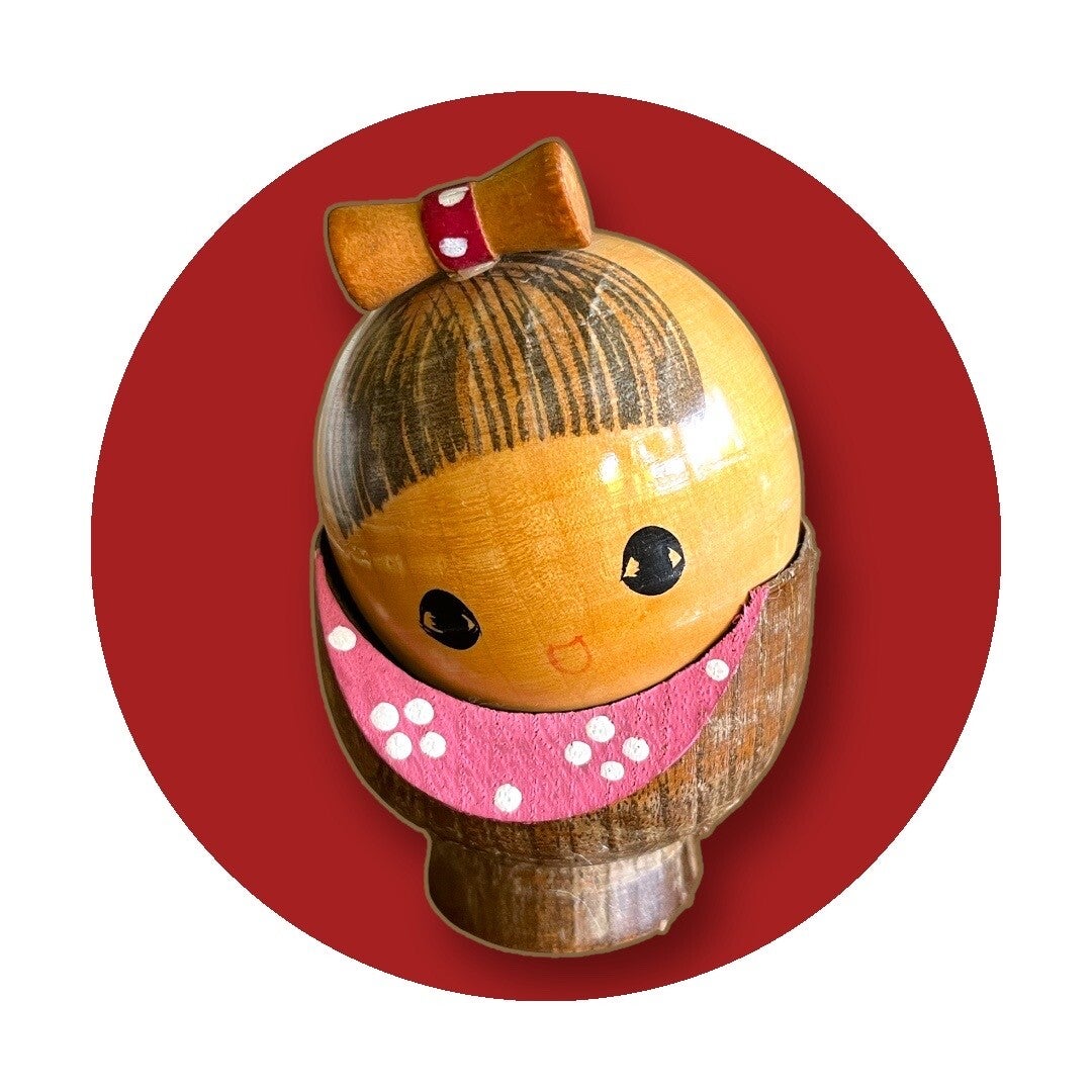 Lille pige med hoved på skrå