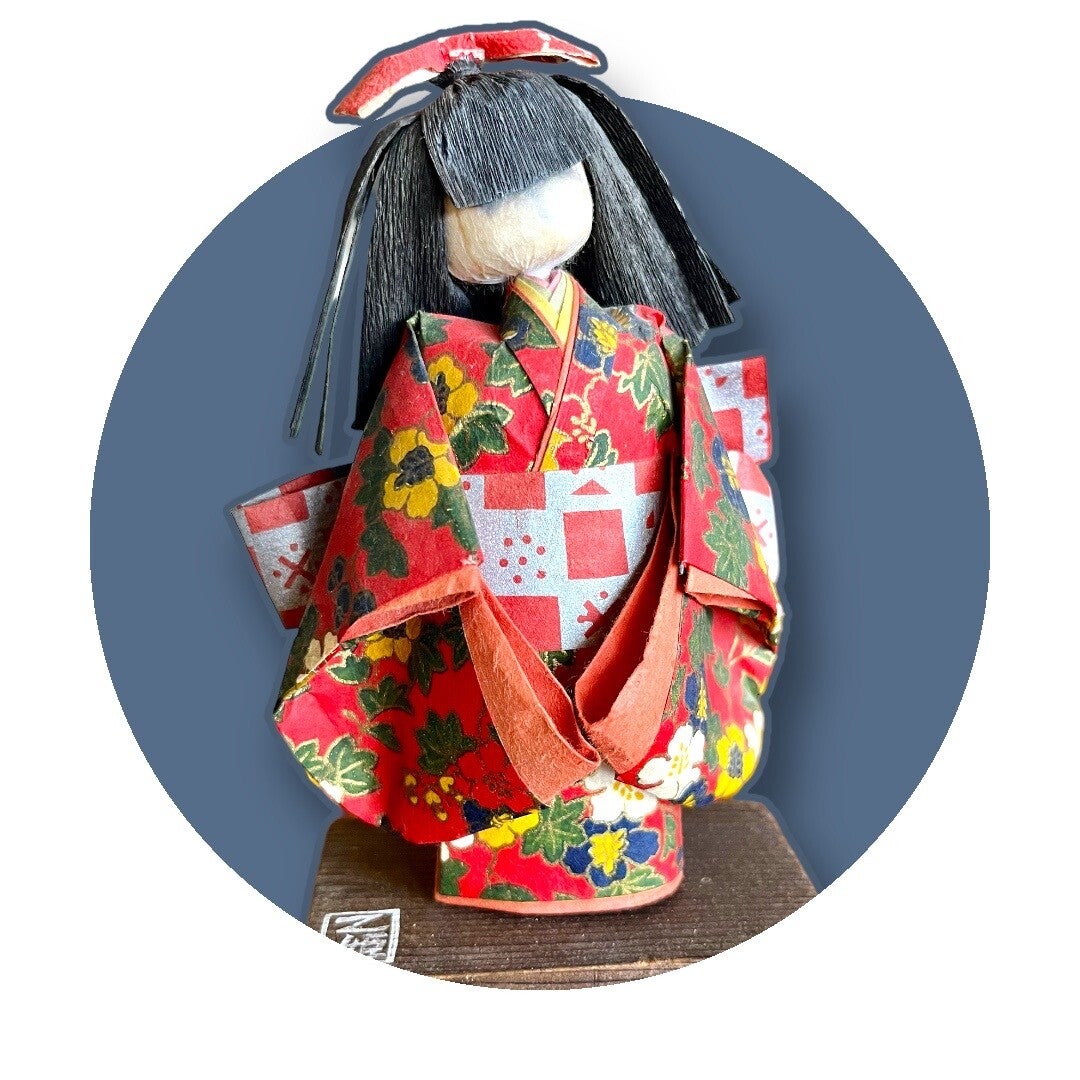 Flot japansk pige foldet i papir