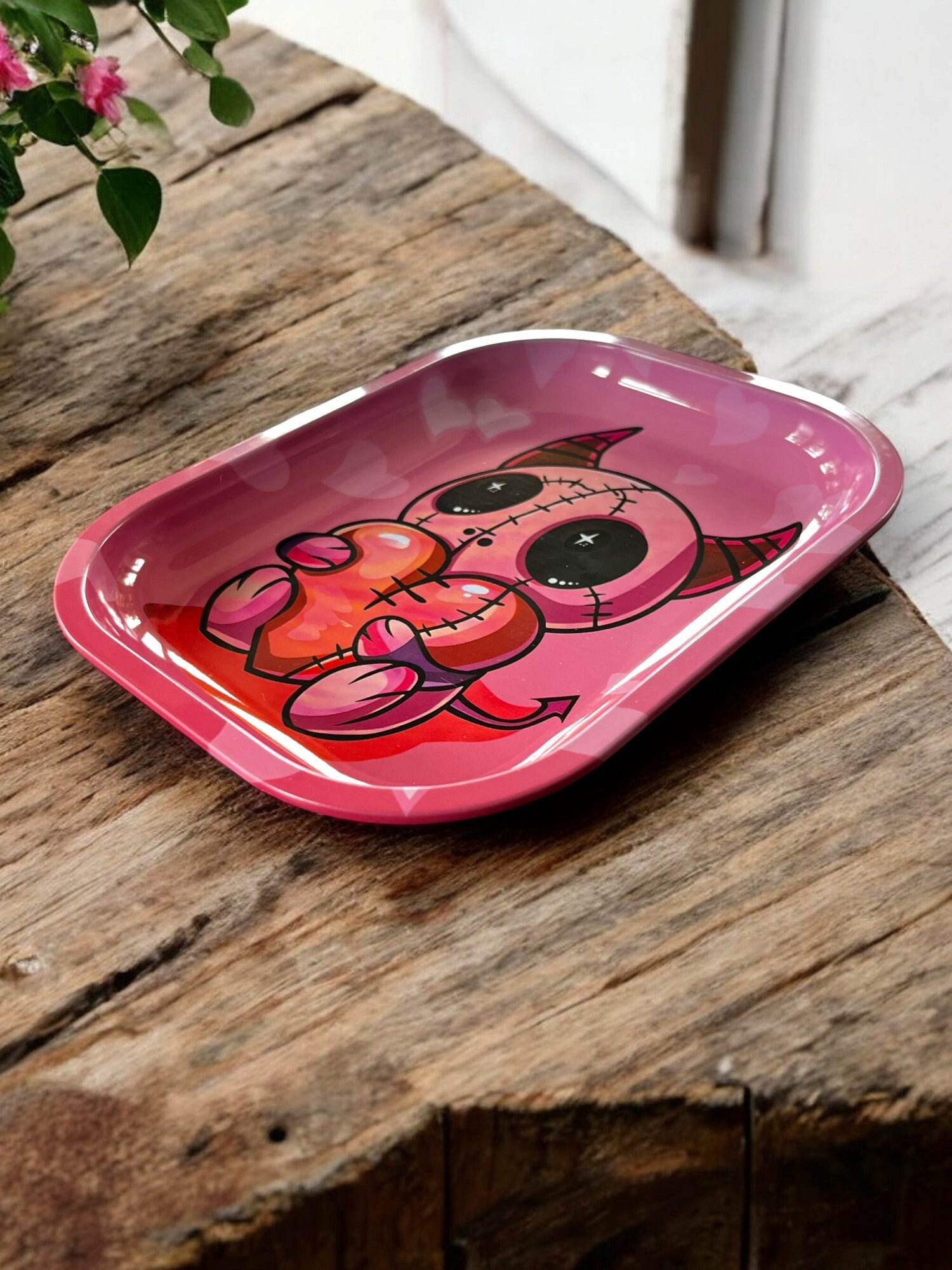 Lille metalbakke med print af pink djævel med hjerte