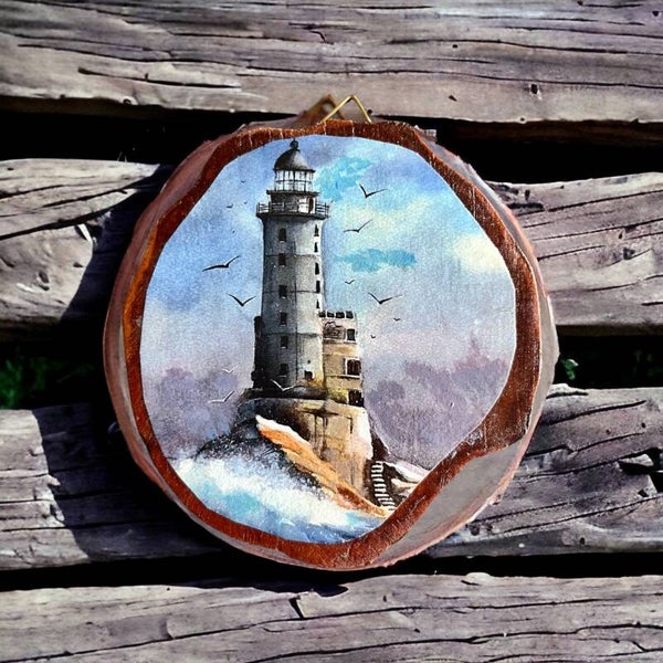 Lille træophæng med motiv af fyrtårn