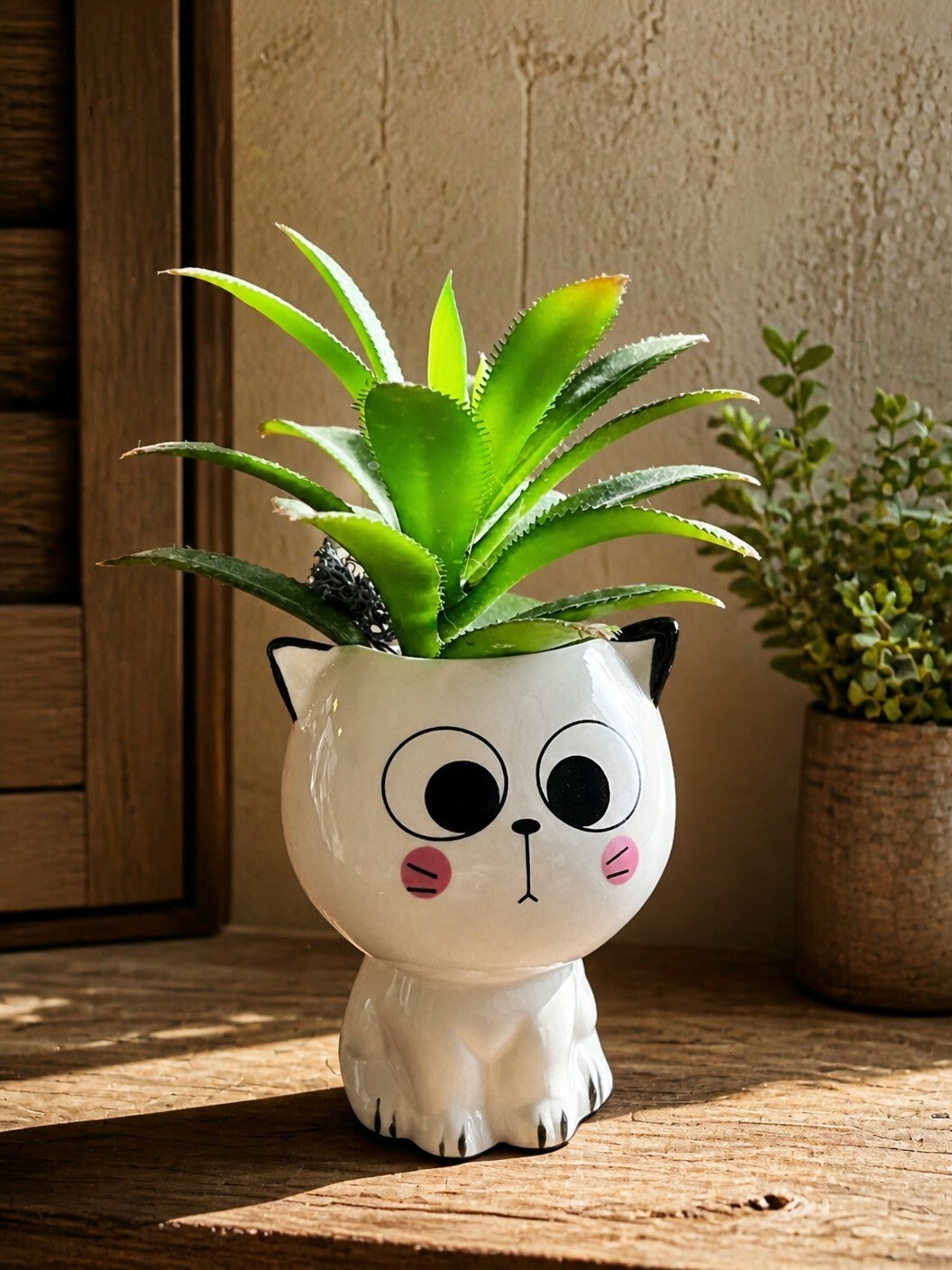 Hvid lykkebringende porcelæns kat til planter