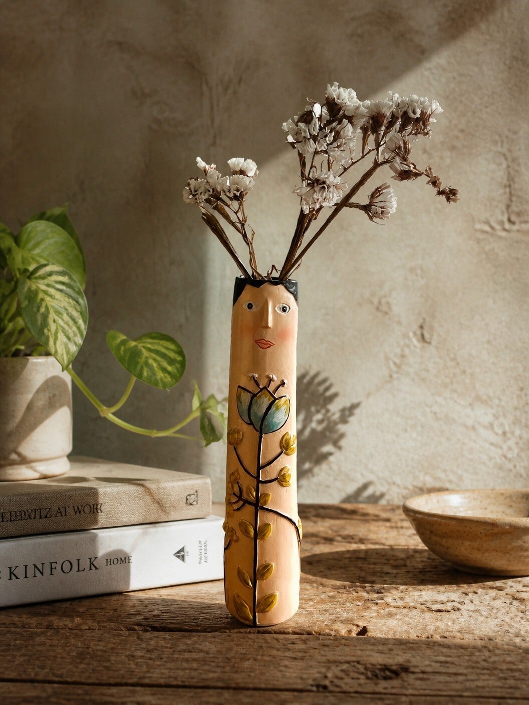 Sjov vase ned ansigt og blomst