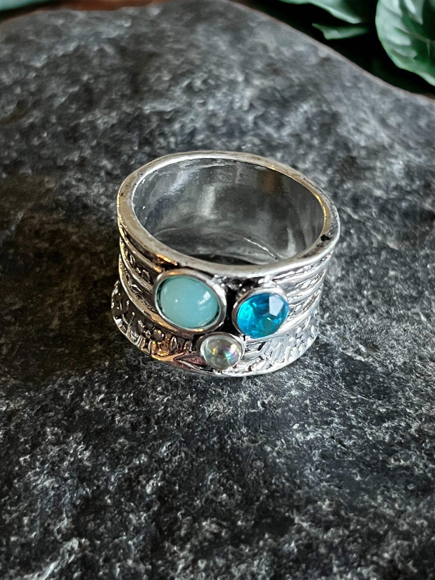 Flot rustik ring med 3 sten - blå/turkis og krystal