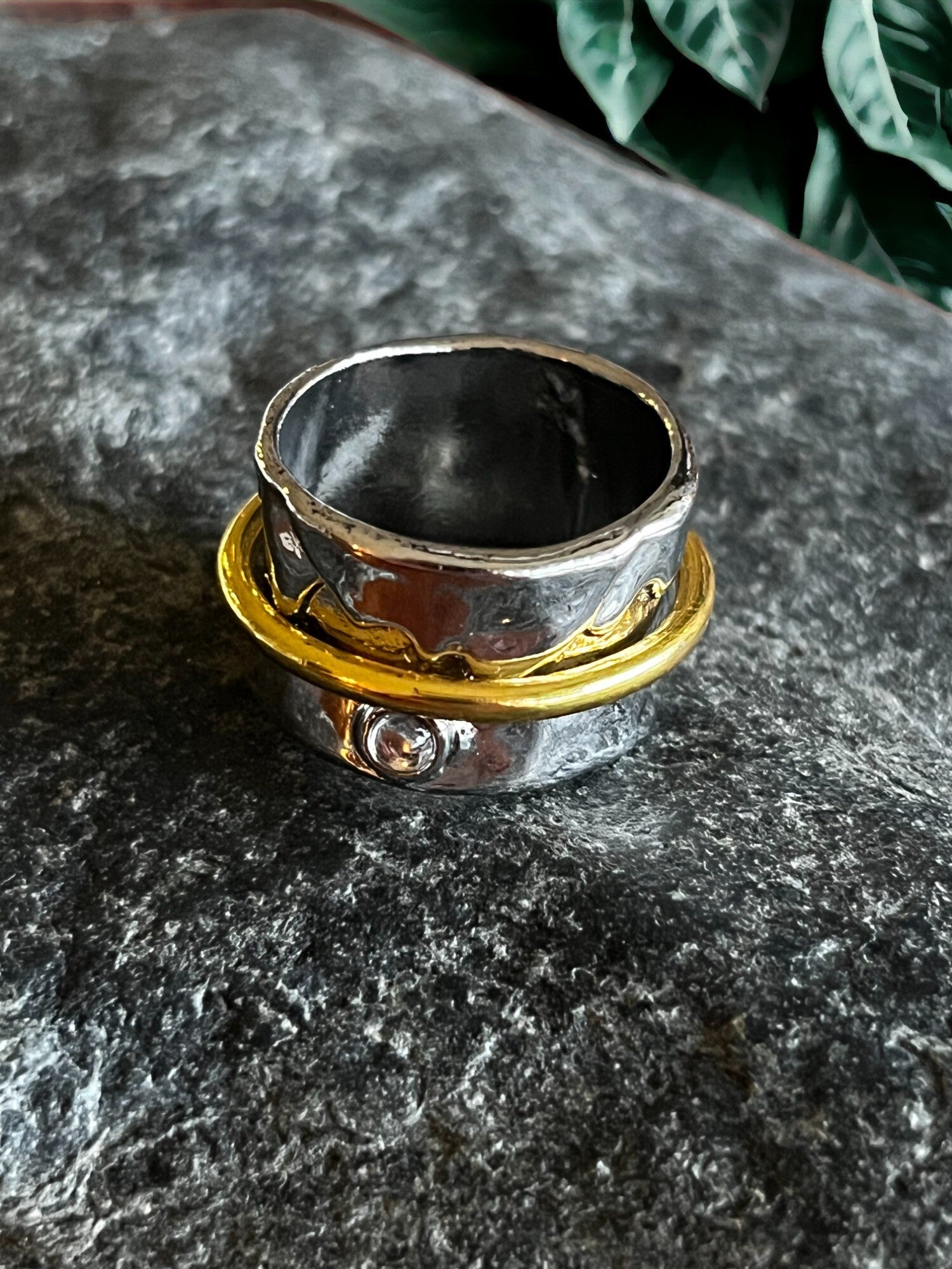 Flot rustik ring i sølv med guldbånd og klar sten