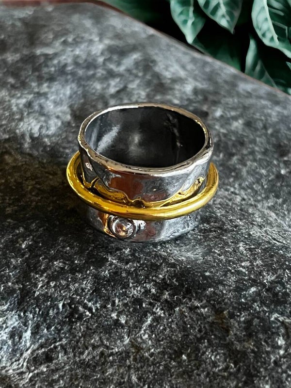 Flot rustik ring i sølv med guldbånd og klar sten