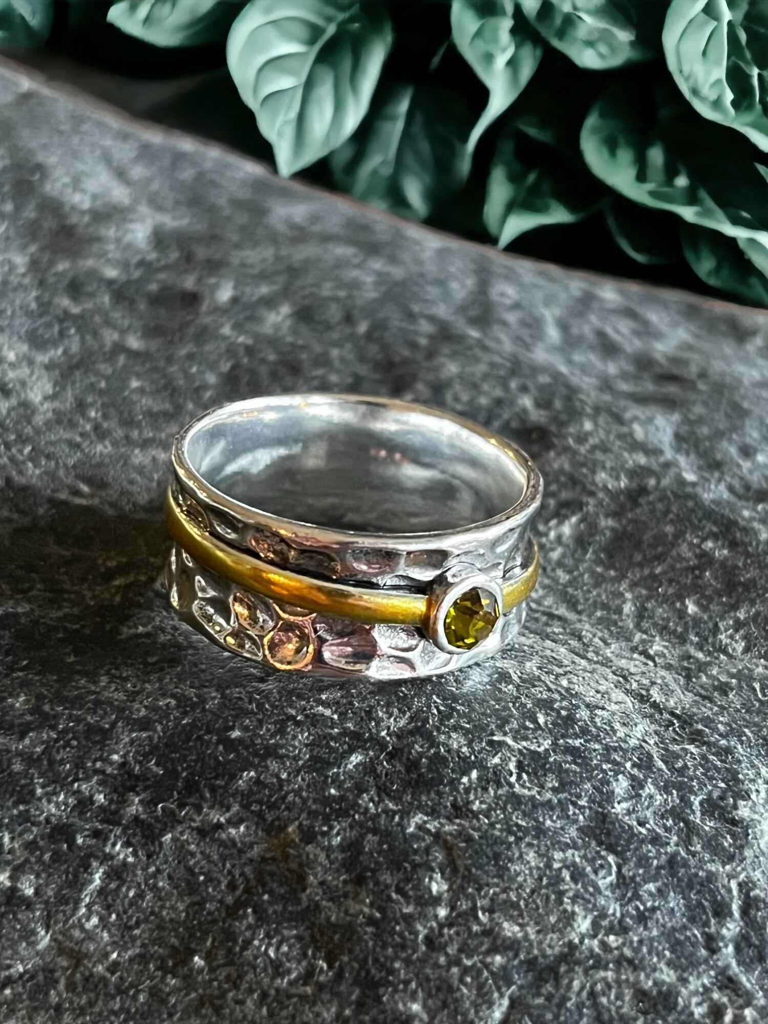 Flot rustik ring i sølv med guldbånd og grøn sten