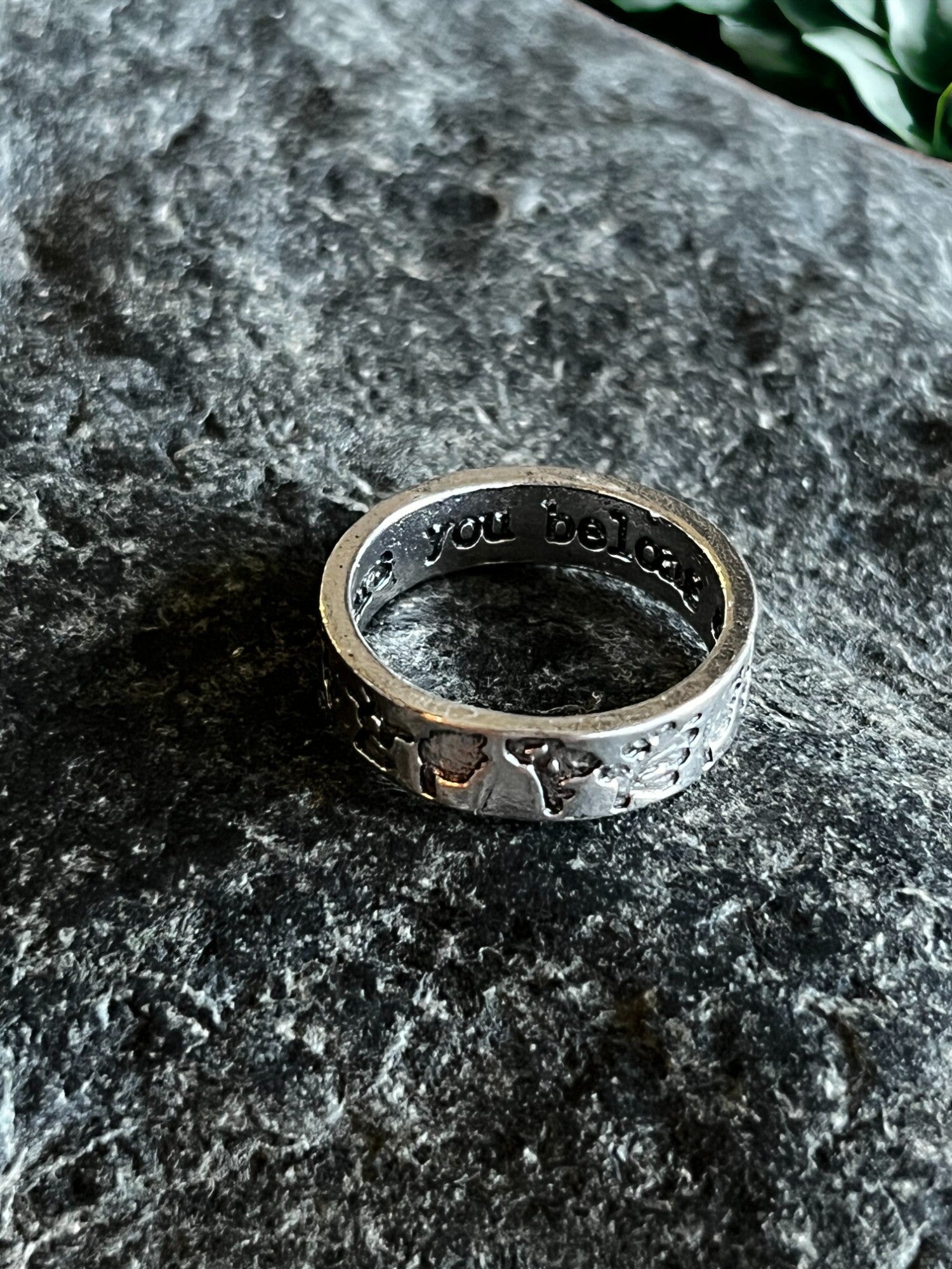 Flot rustik ring med blomster og tekst