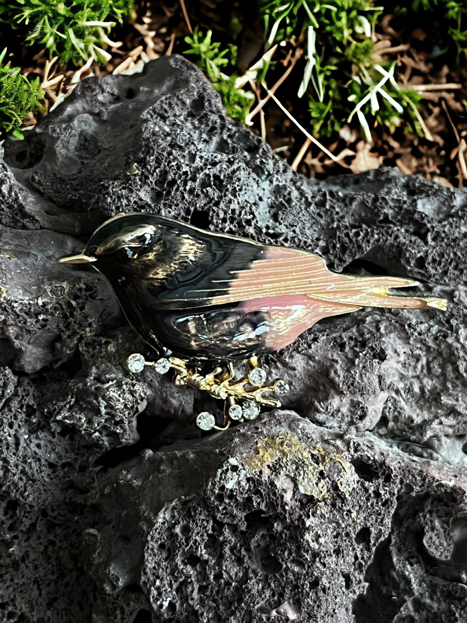 Smuk emalje broche med fugl