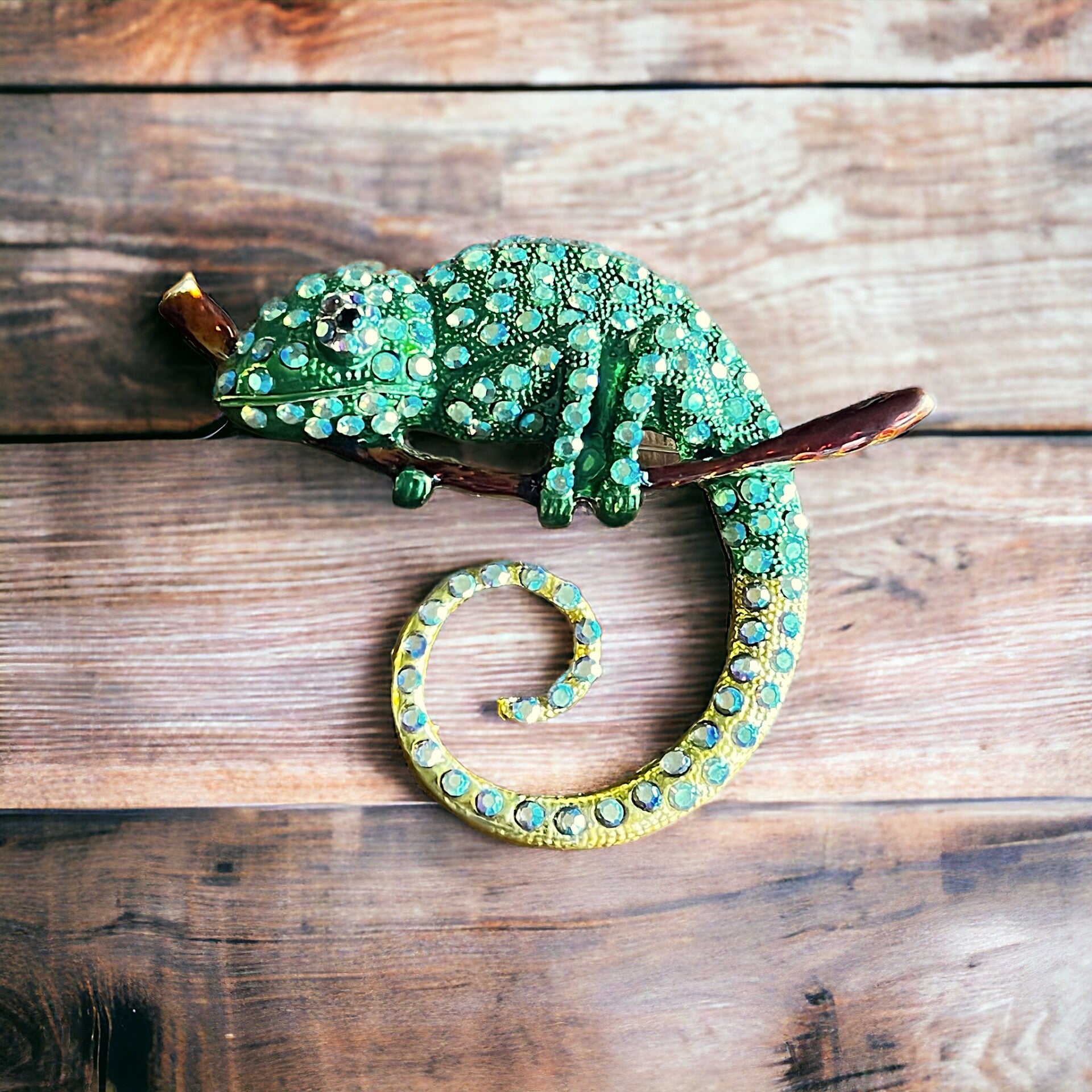 Smuk kamæleon broche med similisten