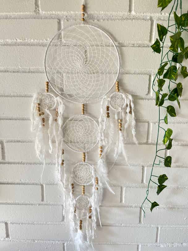Hvid drømmefanger med 4 ringe. Fjer og stof vedhæng