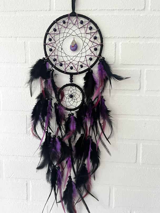 Lilla & sort drømmefanger med vedhæng