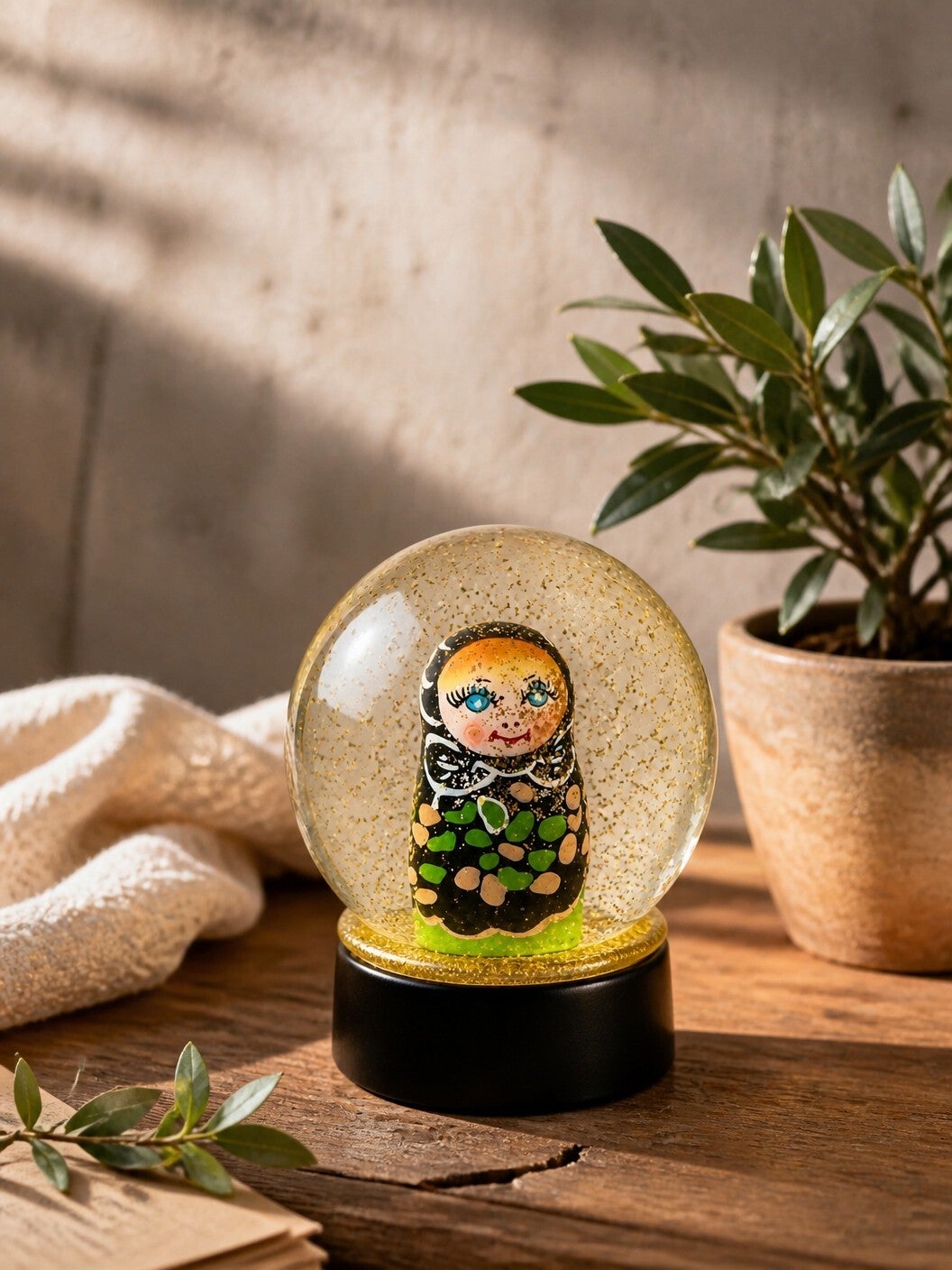 RGA stor snowglobe med babusjka dukke
