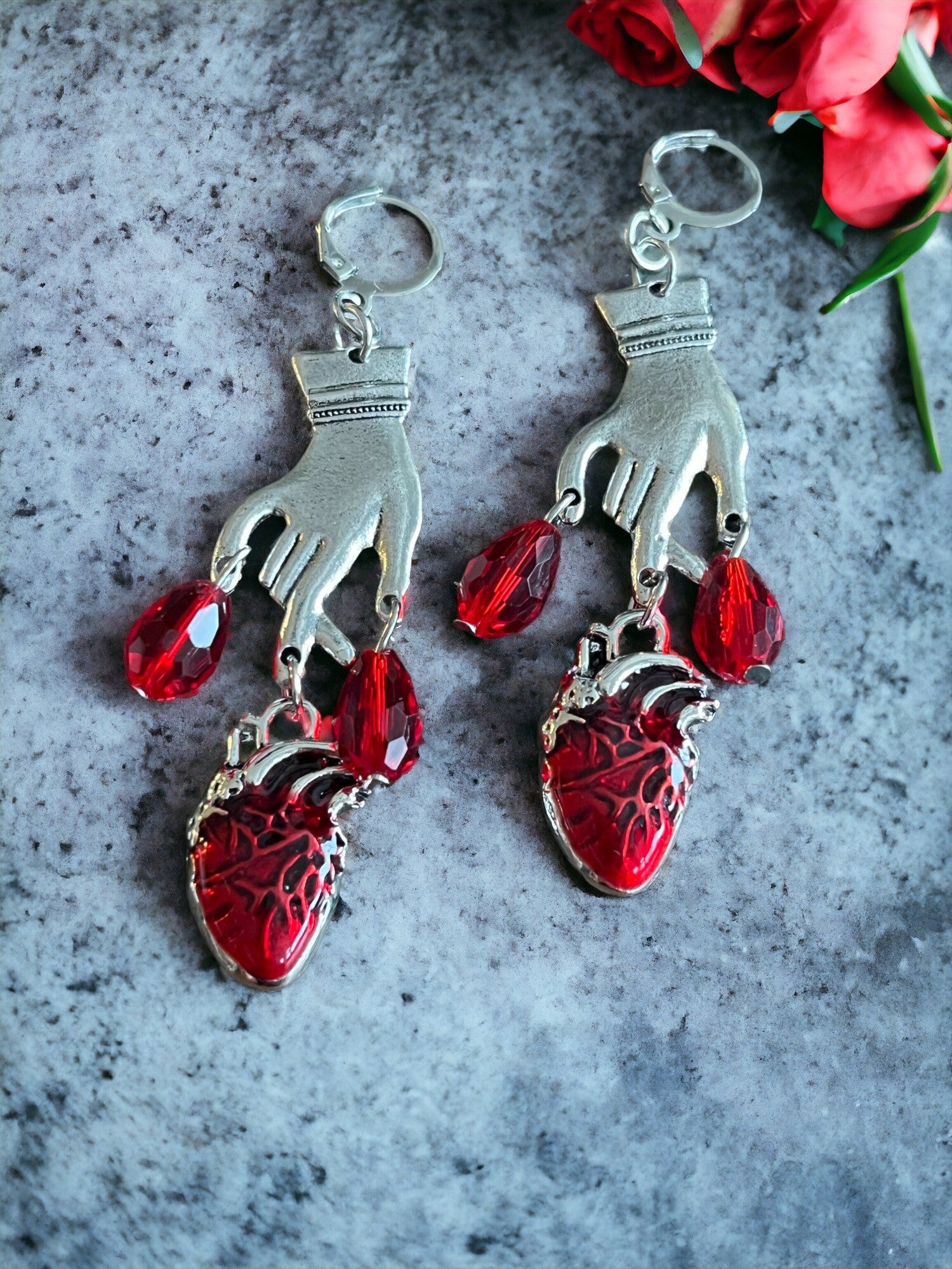 Frida Kahlo inspirerede ørehængere med hænder og hjerte