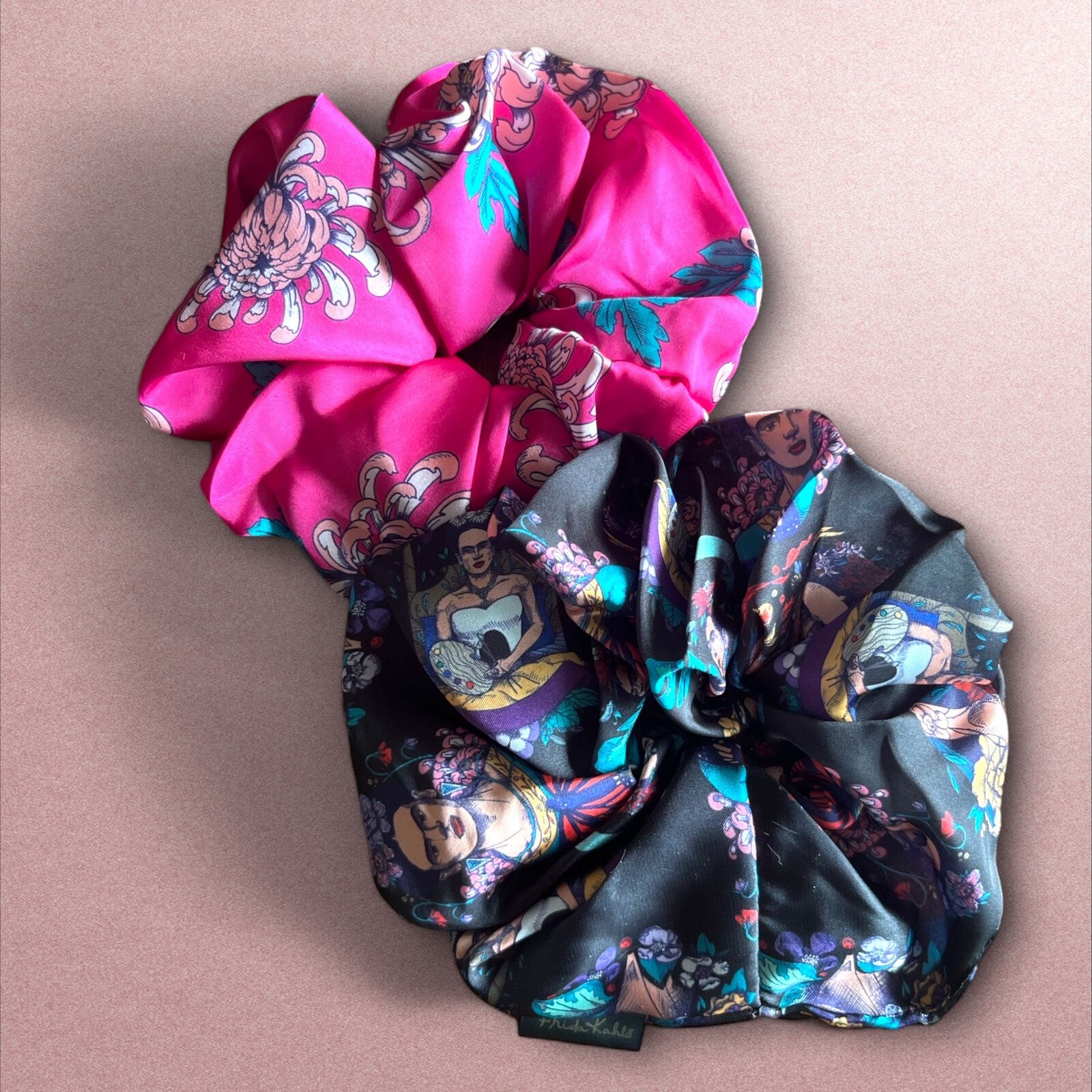 Frida Kahlo hårelastikker i silkeagtigt stof