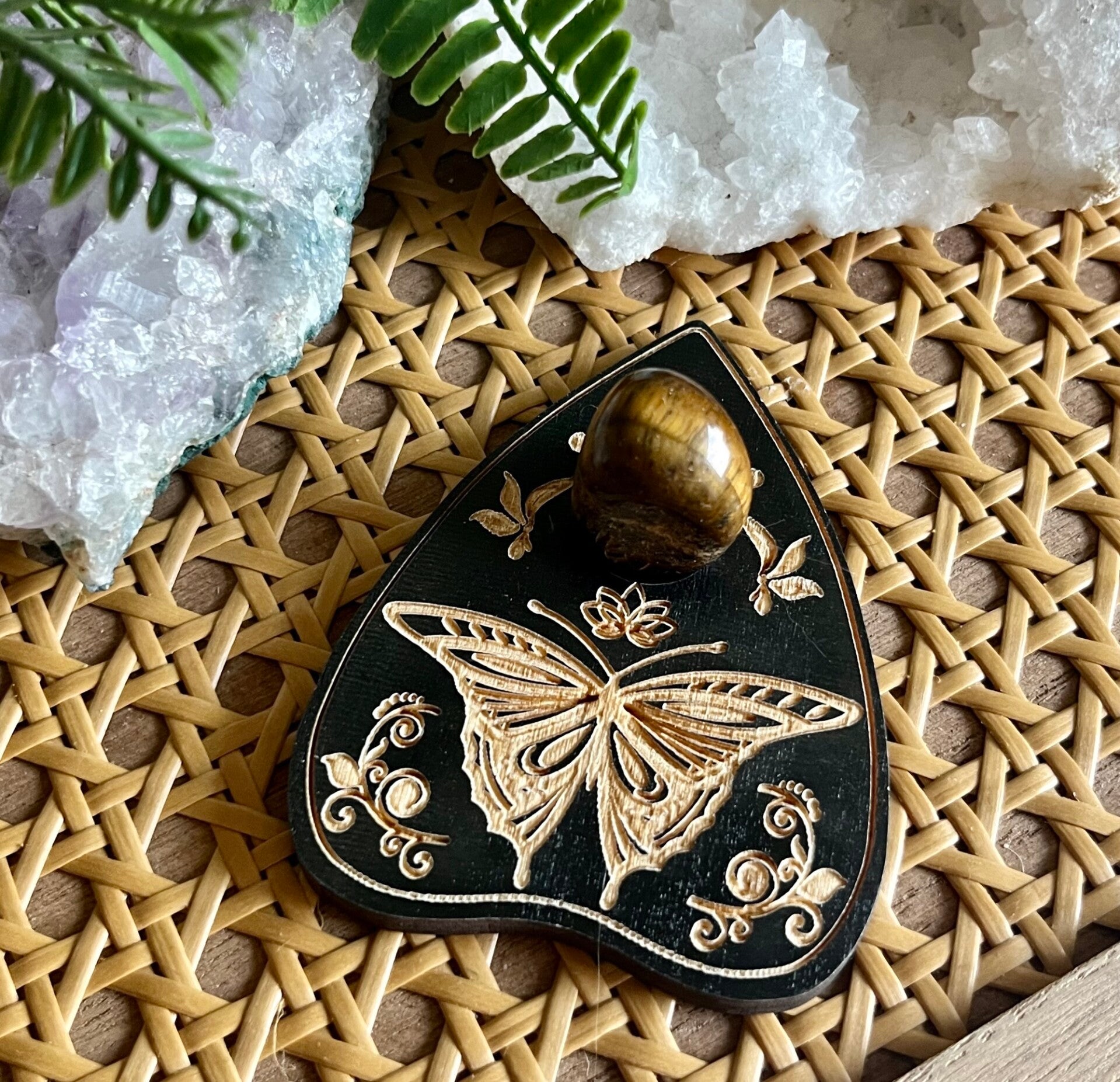 Ouija dekoration med natsværmer