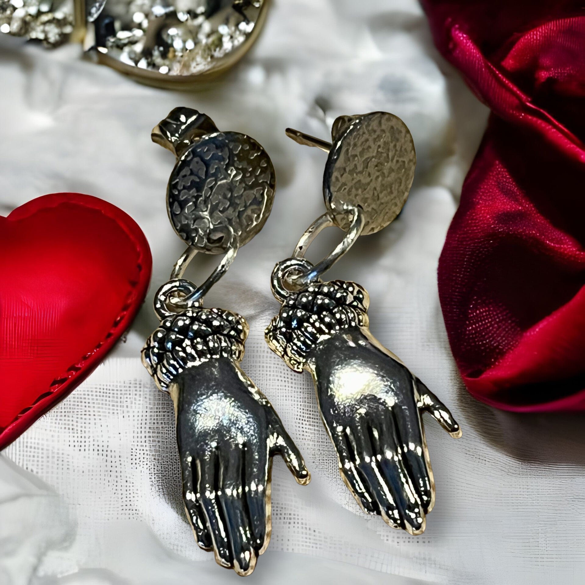 Frida Kahlo inspirerede ørehængere med hænder og hjerte