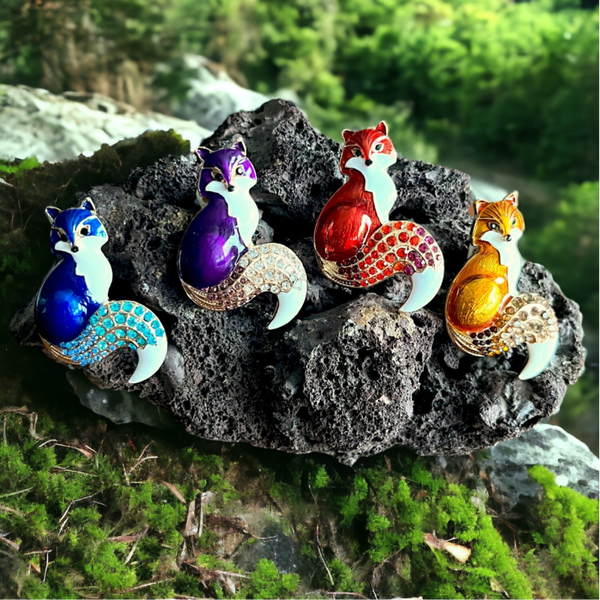 Smuk broche med ræv i emalje og sten