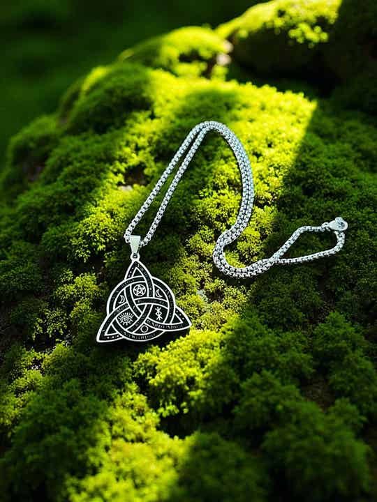Sølvfarvet vedhæng med Triquetra Amulet i kæde