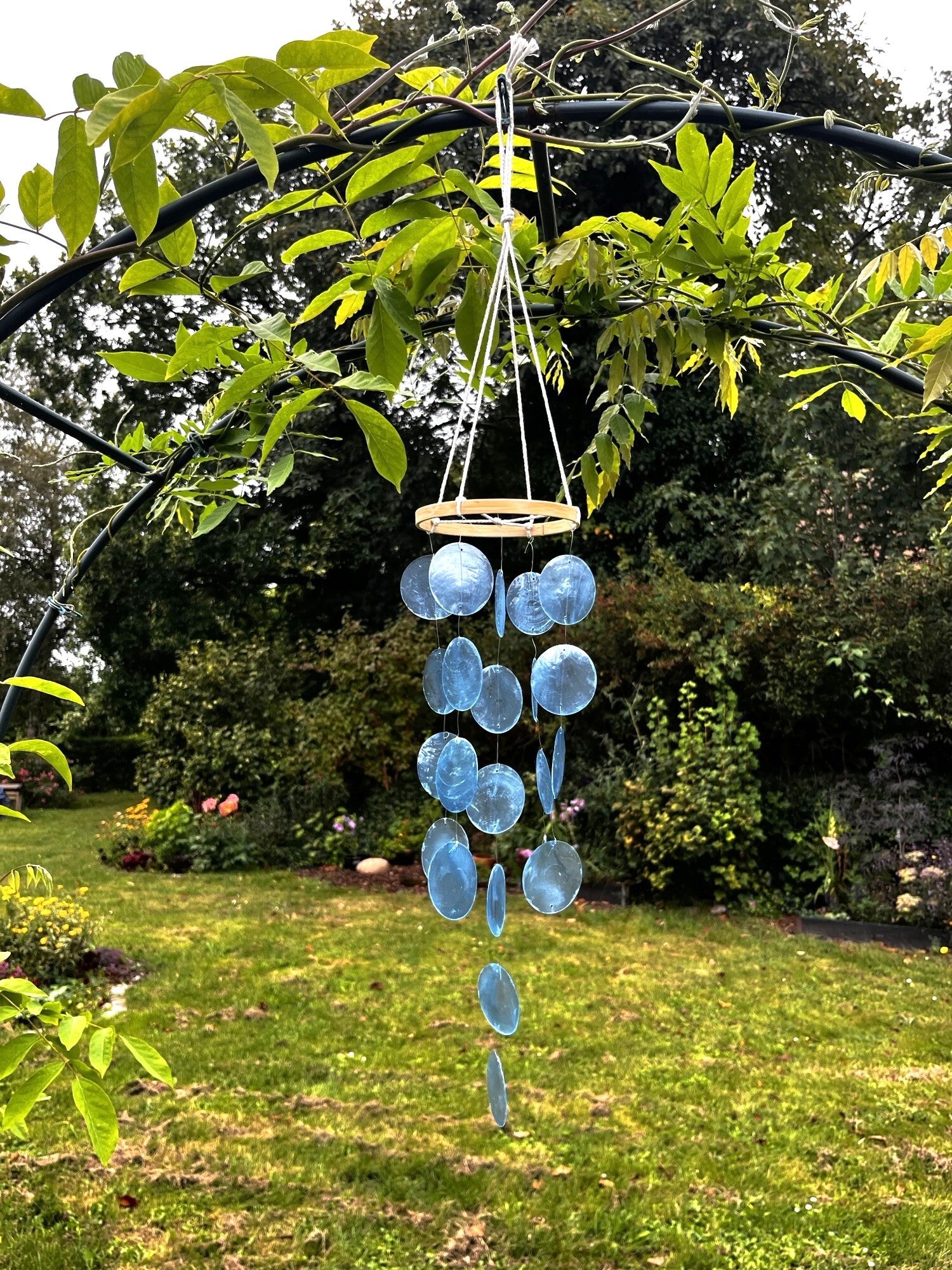 Vindspil med blå perlemors skaller