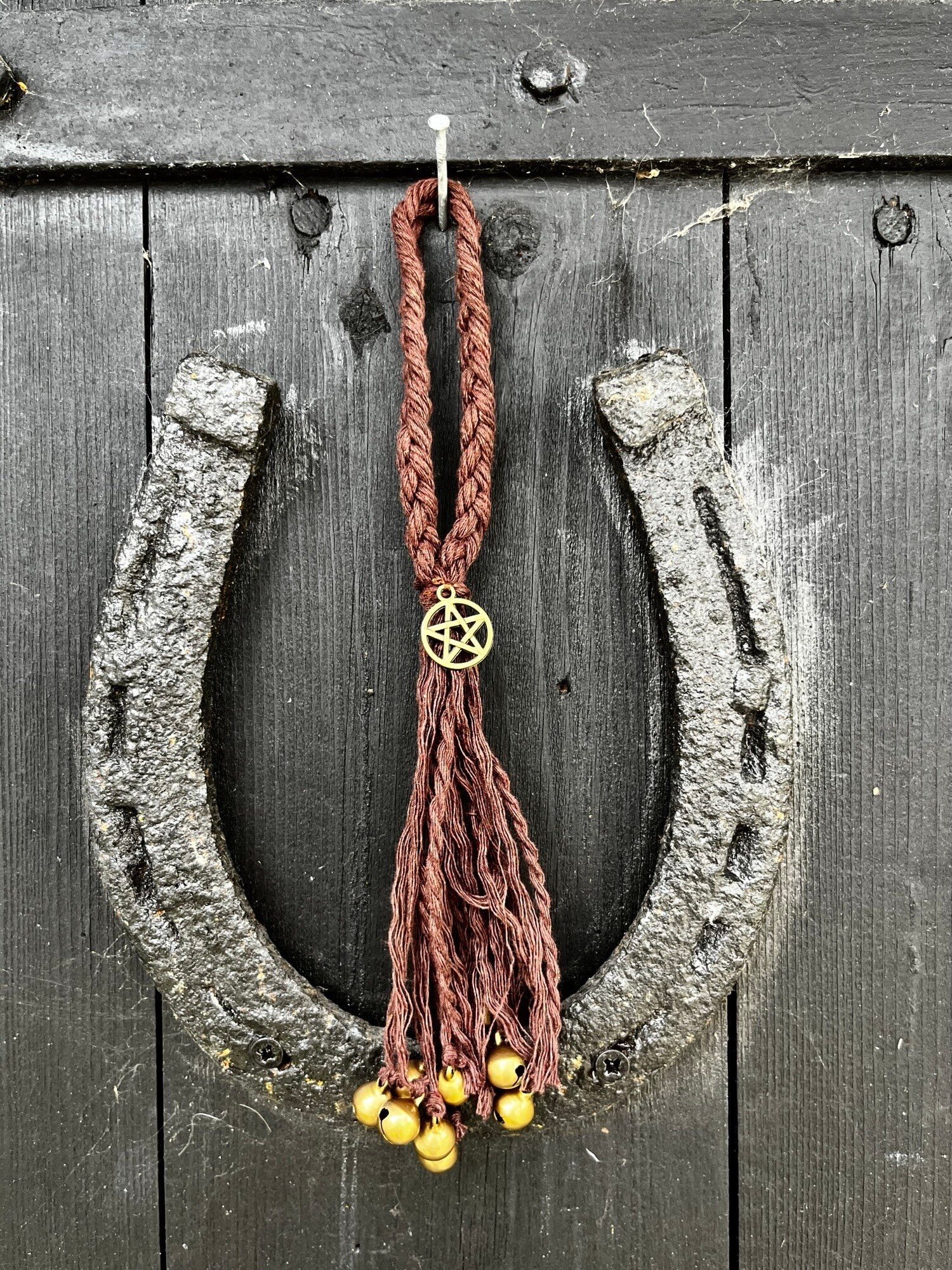 Lille brun hekseklokke ( witch bell )