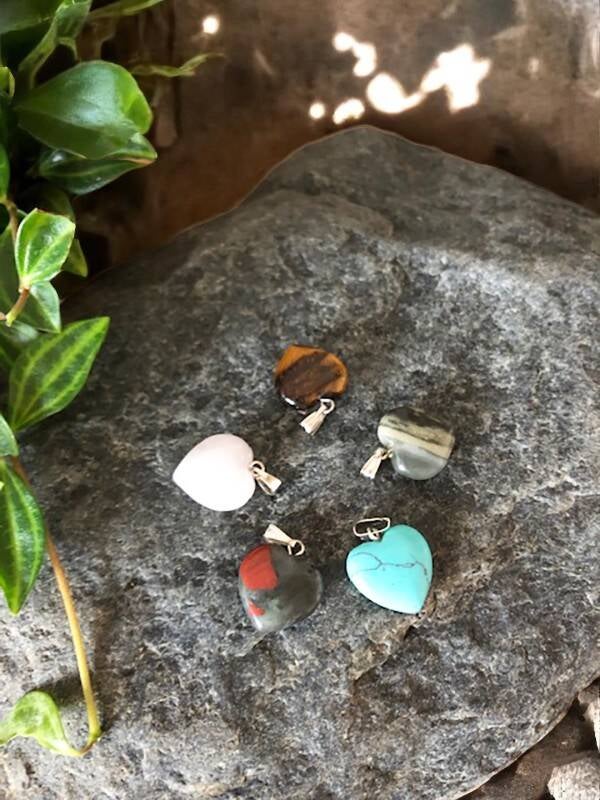 Hjertevedhæng i halvædelsten