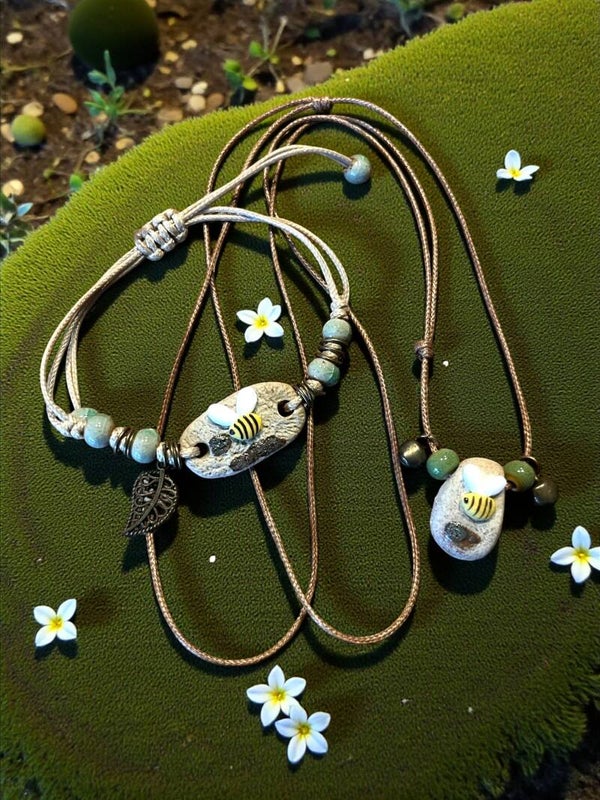 Super flot keramik smykkesæt med bi