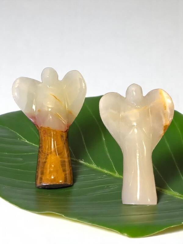 Store skytsengel skåret i Halvædelsten