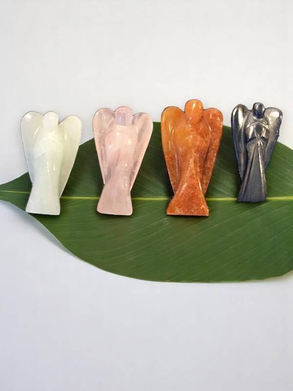 Skytsengel skåret i Halvædelsten