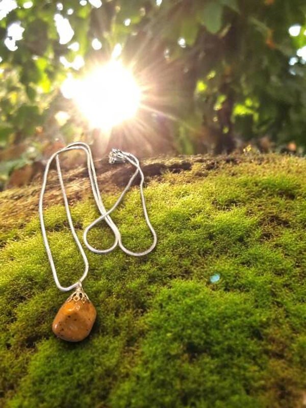 Brun agat sten i sølvbelagt kæde